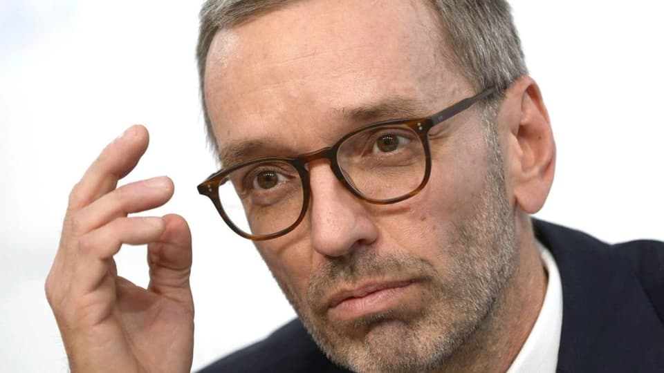 Herbert Kickl hält seine Hand neben seinem Kopf