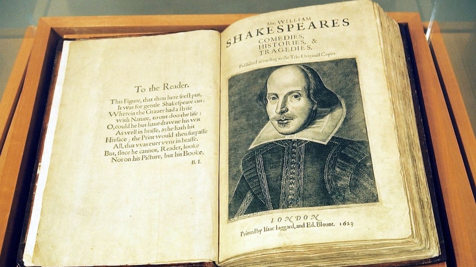 Geöffnete Erstausgabe von Shakespeares Werken in einer Vitrine.