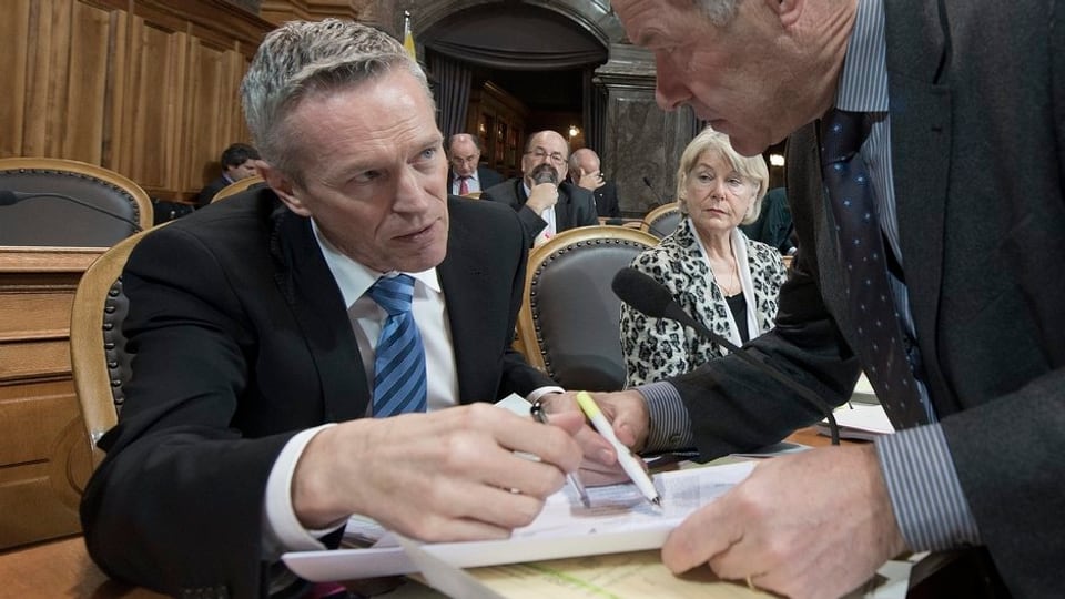 Werner Luginbühl redet im Parlament mit Peter Bieri.