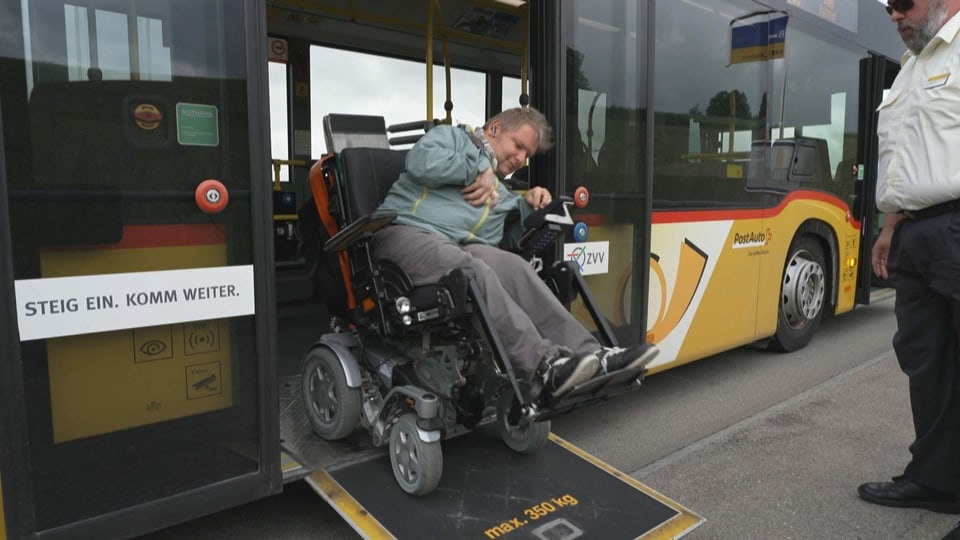 René Kälin rollt mit seinem Rollstuhl über eine Rampe aus dem Bus.