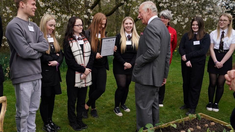 Prinz Charles übergibt Preise an Jugendliche