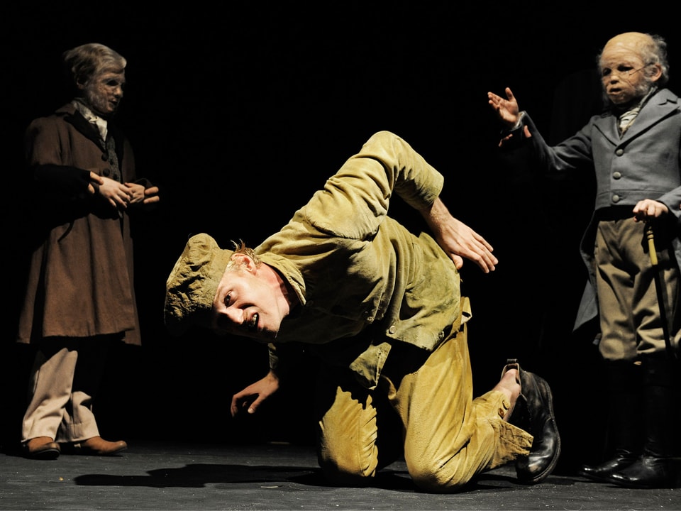 Der Schauspieler Jirka Zett als Kaspar Hauser kriecht leidend am Boden.