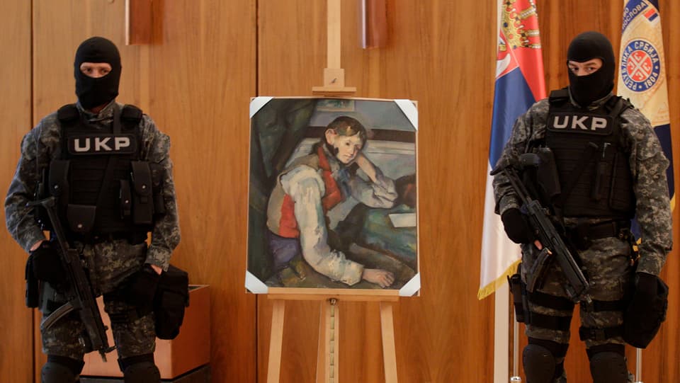 Zwei Polizisten bewachen ein Cézanne-Gemälde.