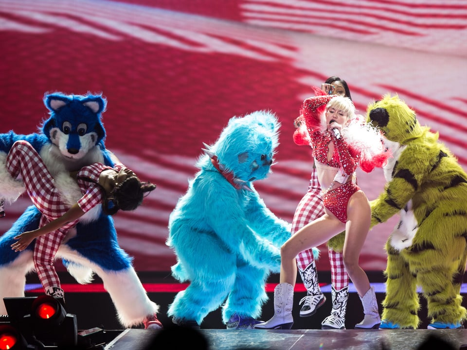 Miley mit Bären am Tanzen