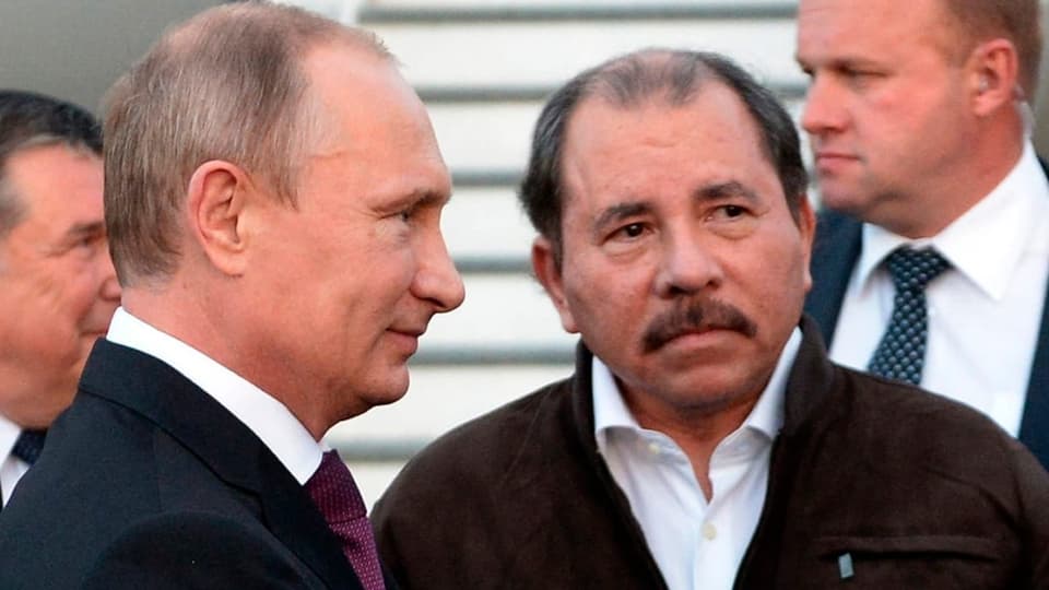 Putin mit Daniel Ortega: Zwei Männer, dahinter Sicherheitsleute