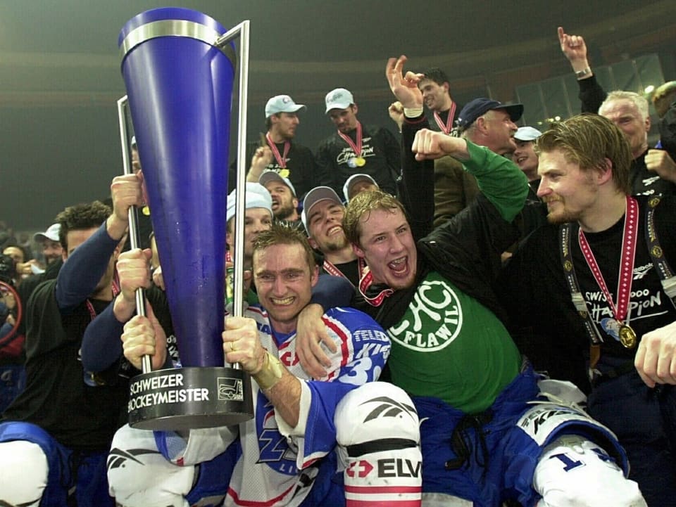 Seger feiert mit seinen Teamkollegenn den meistertitel 2000.