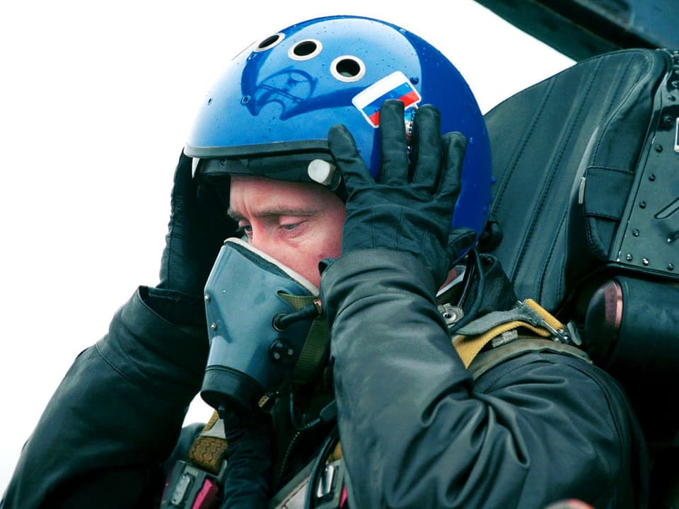 Putin im Cockpit eines Kampfflugzeuges.