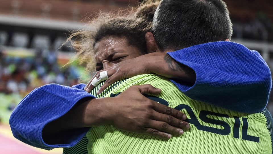 Rafael Silva umarmt ihren Trainer