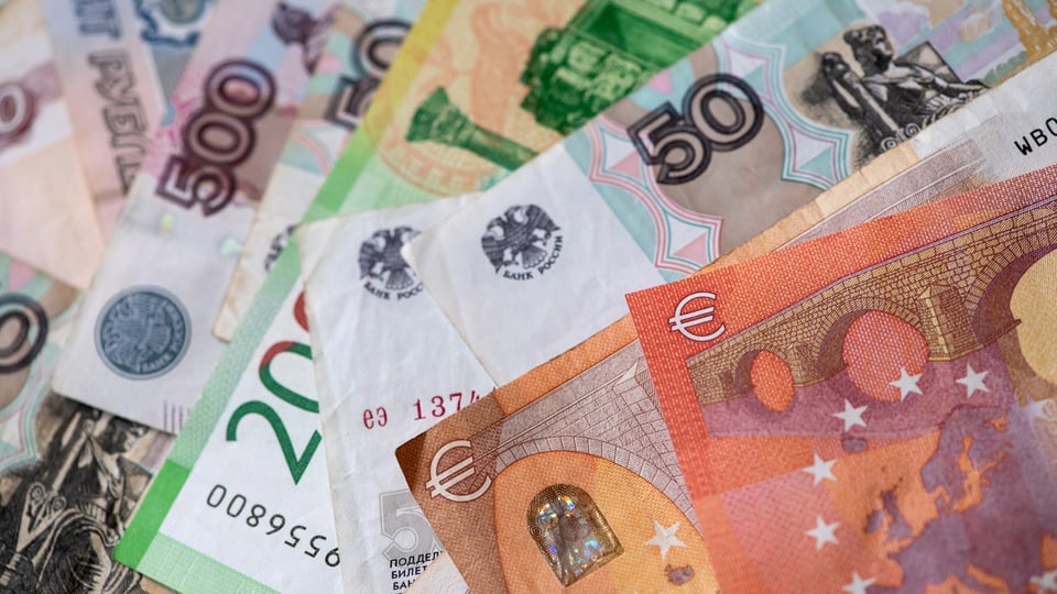 Banknoten, durcheinander: Rubel und Euro