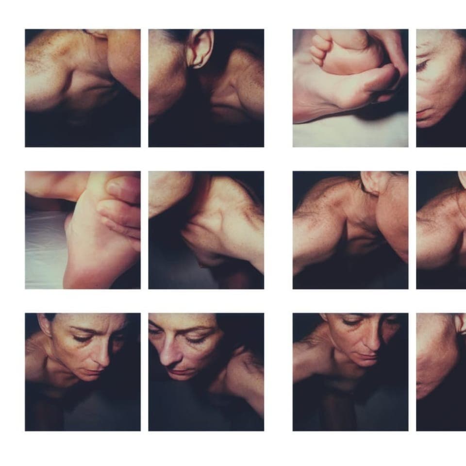 weisse Wand mit links zweimal drei Polaroids von Gesicht, Ohr und Füssen, rechts dreimal drei Polaroids vom Frauenkörper