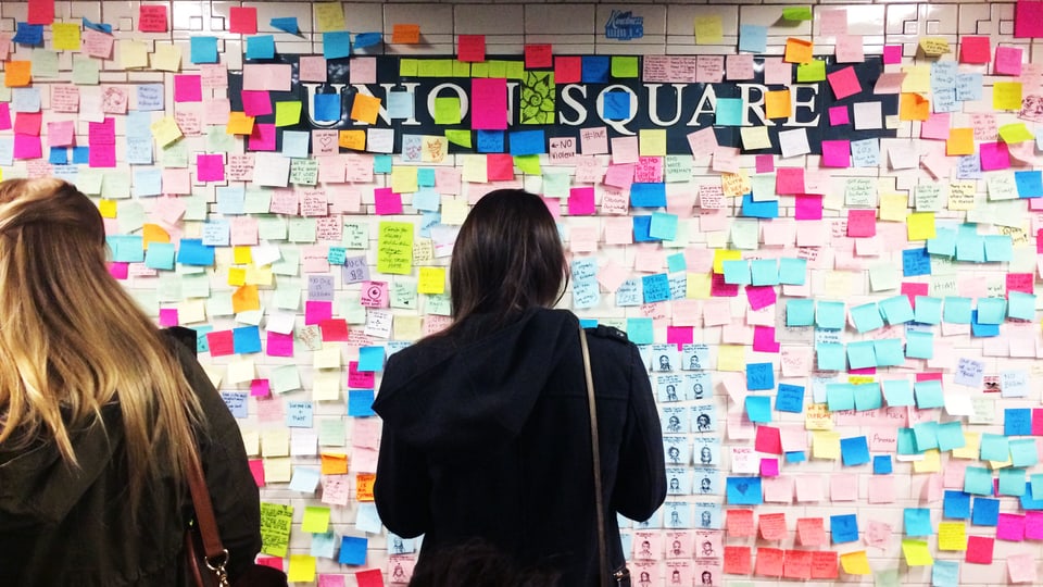 Eine Frau vor «Subway Therapy»-Post-its am Union Square.