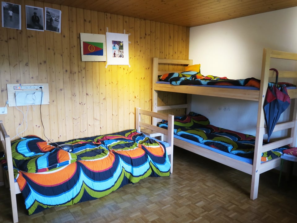 Ein Zimmer mit einem Kajüten- und einem Einzelbett.