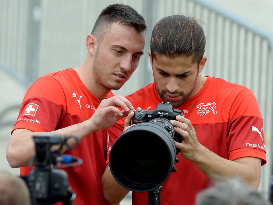 Drmic und Rodriguez schauen in ein Kameraobjektiv