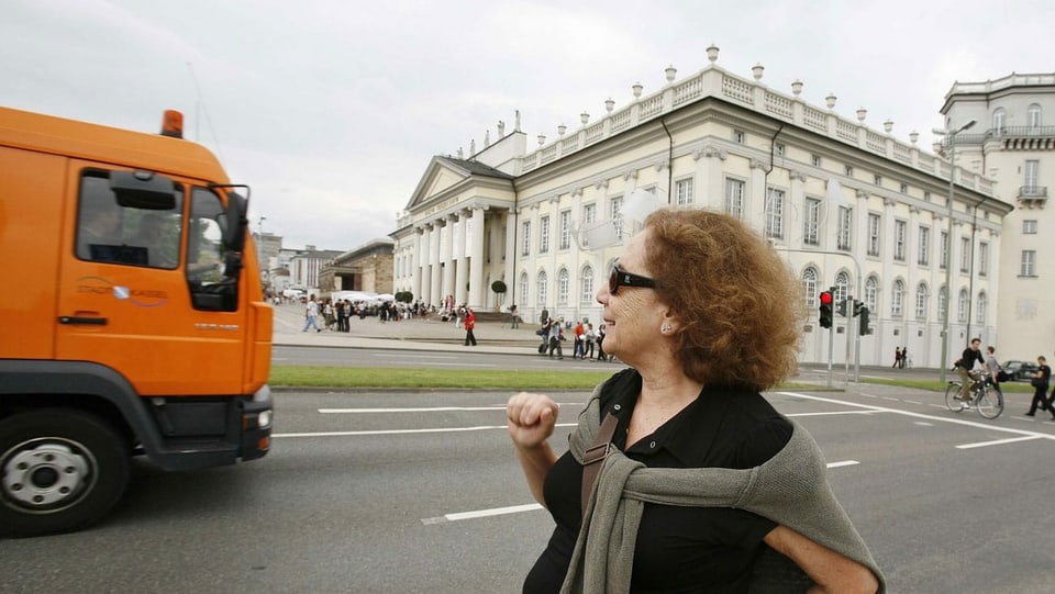 Eine Frau auf einer Strasse.