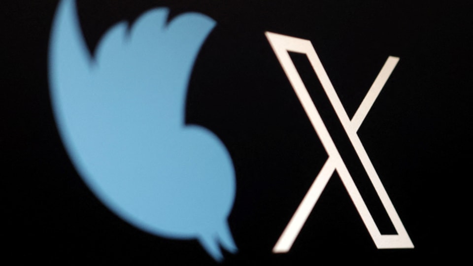 Der blaue Twitter-Vogel steht auf dem Kopf neben dem neuen X-Logo