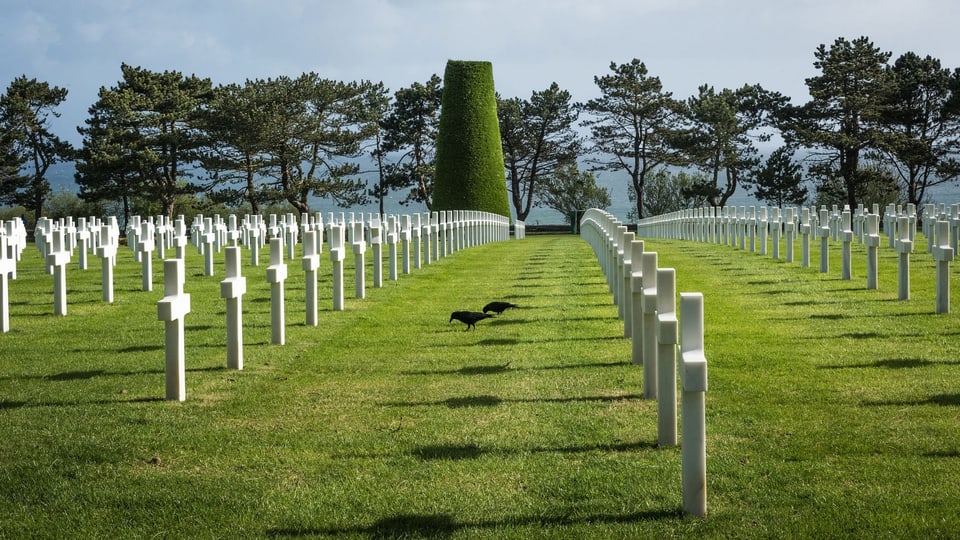 Grabkreuze im Soldatenfriedhofs in Colleville-sur-Mer in der Normandie.