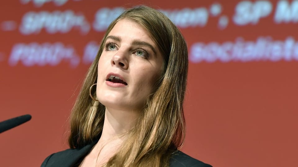 Juso-Chefin Ronja Jansen am Mikrofon am ausserordentlichen Parteitag der SP Schweiz vom 28. August 2021.