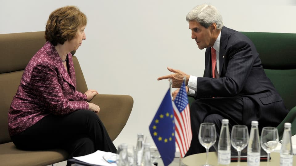 US-Aussenminister John Kerry und EU-Aussenbeauftragten Catherine Ashton  sitzen sich gegenüber und sin in ein Gespräch vertieft.