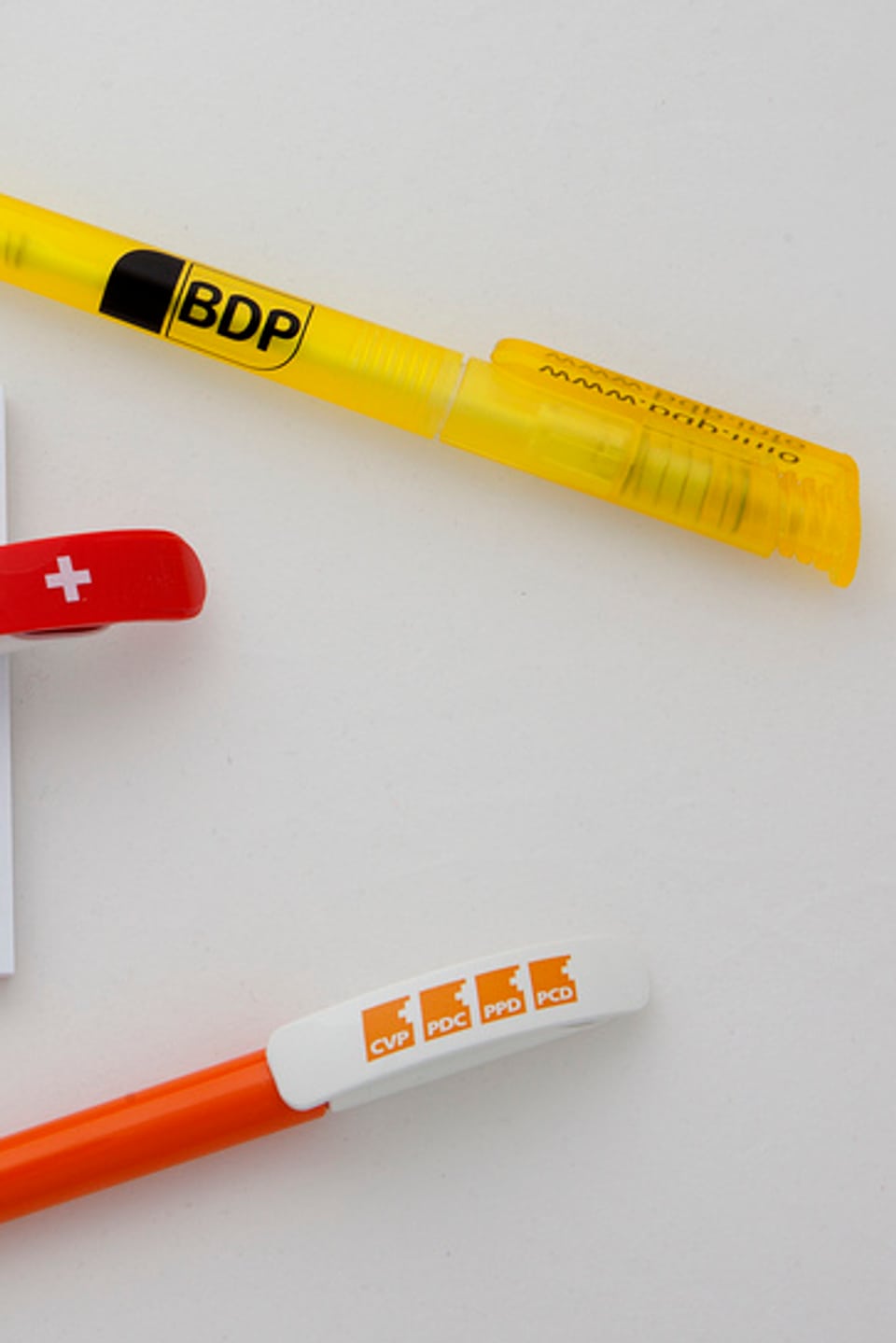 Zwei Kugelschreiber mit den Logos von BDP und CVP.