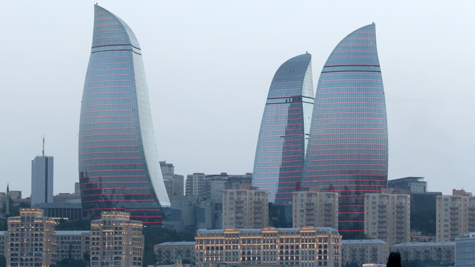 Ein Hochhauskomplex in der Form von Flammen in Baku.