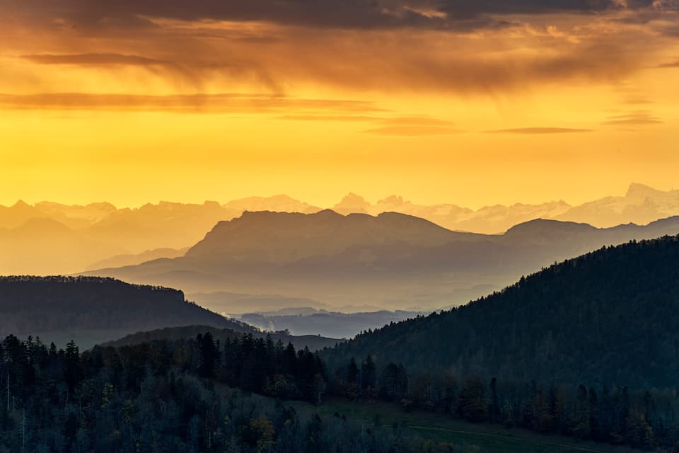 Die Sicht vom "Hirnichopf" bei Zullwil SO am frühen Morgen. 