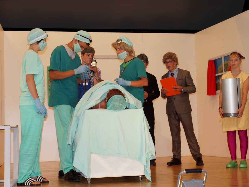 Eine Theaterszene mit Ärzten, die gerade operieren.