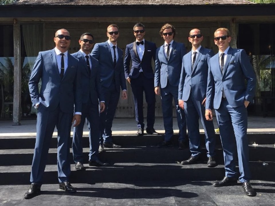 Max Loong im blauen Anzug zusammen mit 6 Männern.