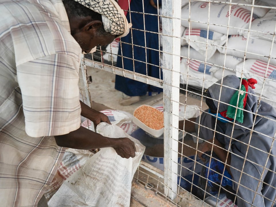 Ein Mann erhält eine Portion Linsen im Flüchtlingslager Dadaab in Kenia.