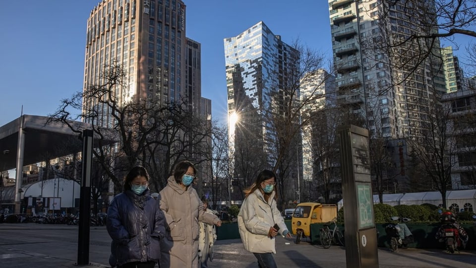 Die Leute tragen wieder Masken in Peking. 