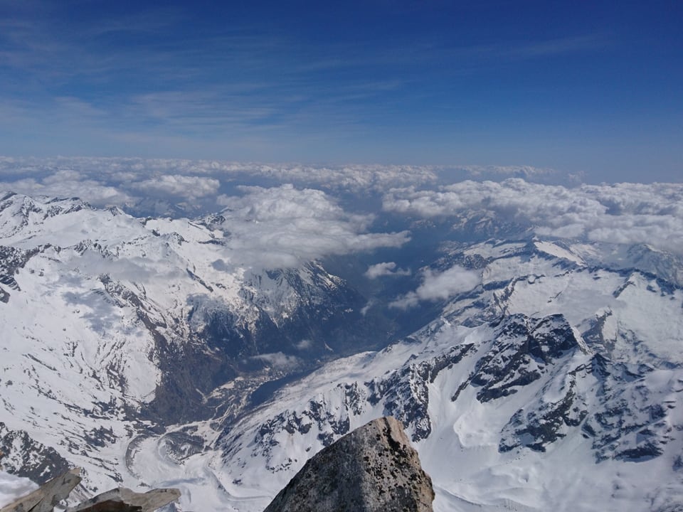 Weitblick vom Gipfel des Nordend über Berggipfel bis ins Tessin und Italien.