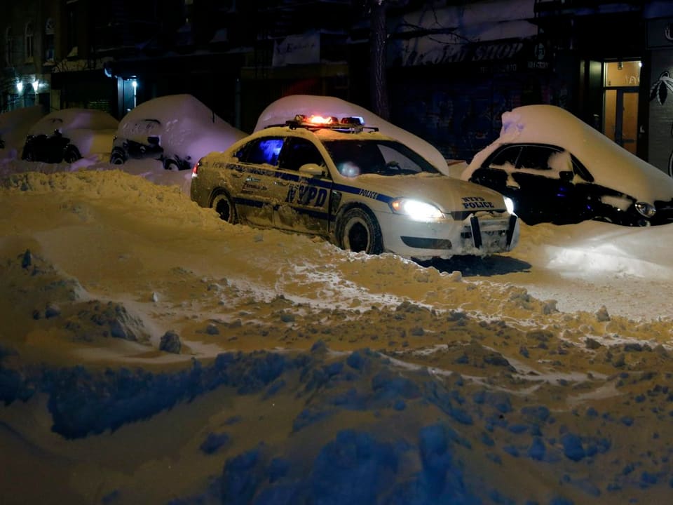 Ein Polizeiauto unterwegs im Schnee.