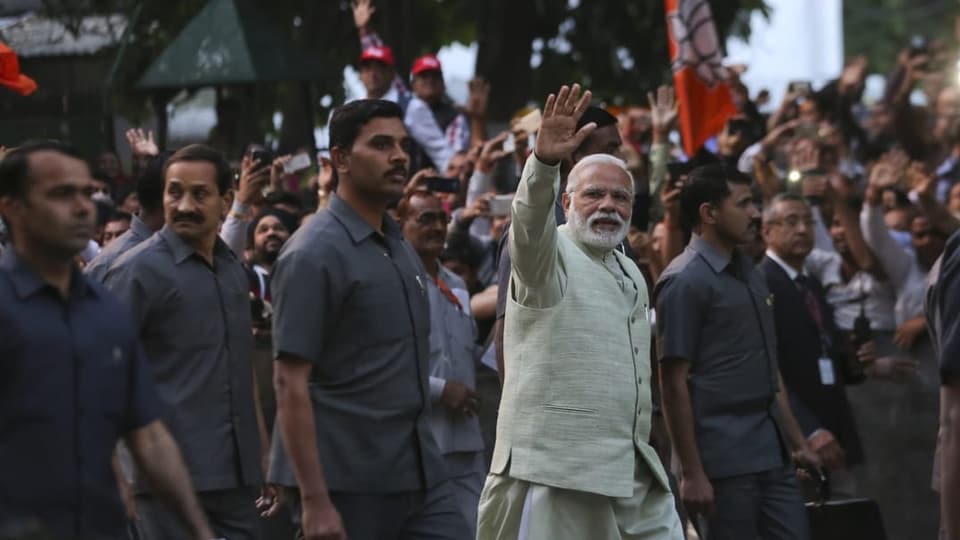 Premierminister Narendra Modi feiert sich in der Menge