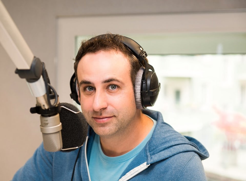 Das Bild zeigt einen Mann in einem Radiostudio.
