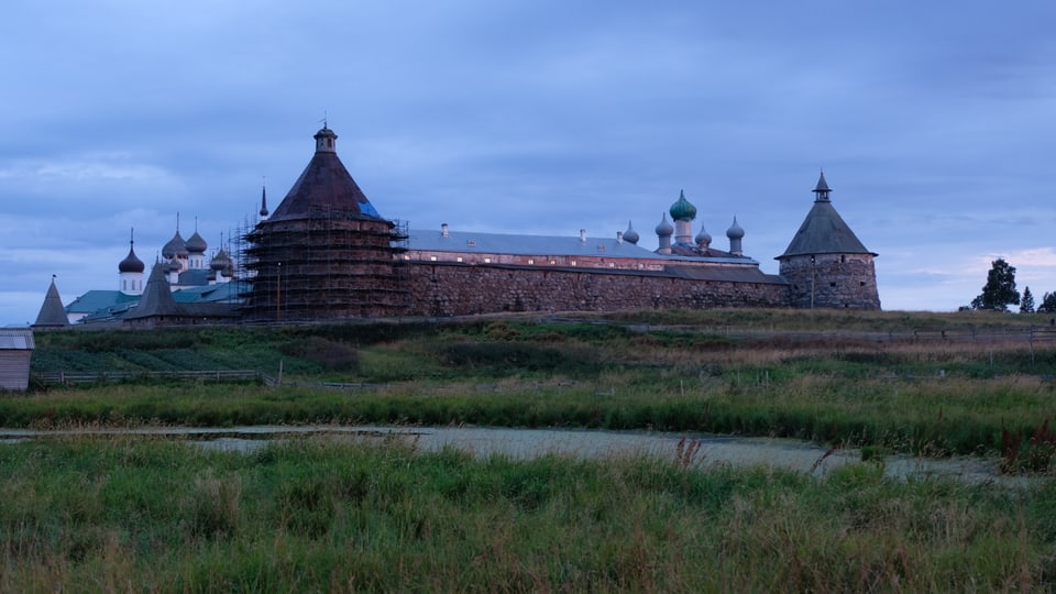 Das Solovetsky-Kloster im Dämmerlicht.