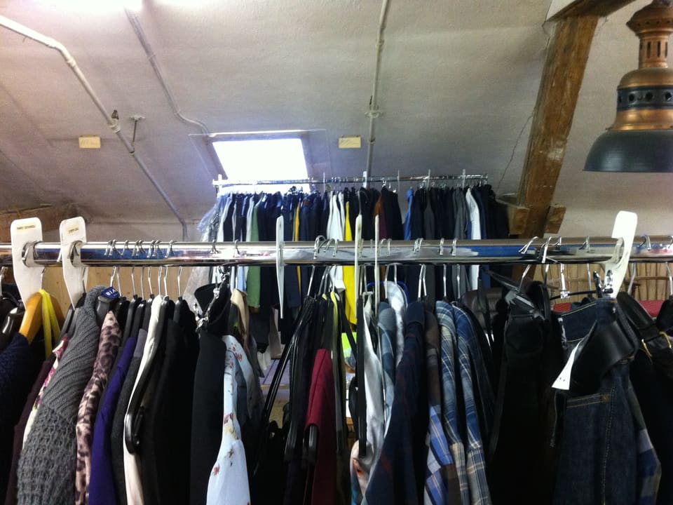 Garedrobenstange mit vielen Kleidern.