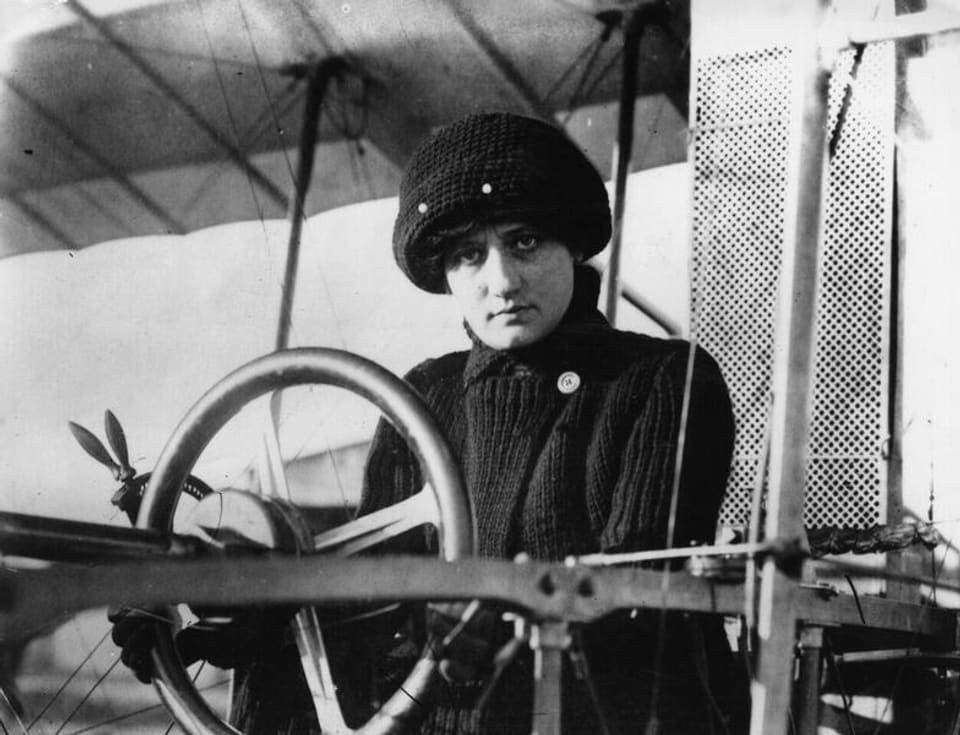 Raymonde de Laroche am Steuer eines Flugzeugs.