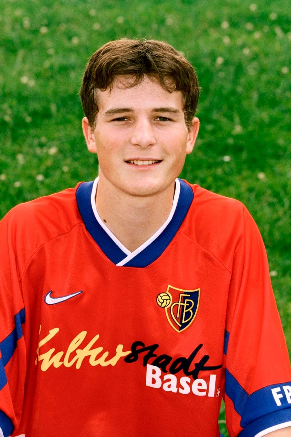 Die Profi Karriere von Alex Frei begann dort, wo sie auch endet: Im Alter von 16 Jahren spielte er bereits beim FC Basel, konnte sich aber zunächst nicht durchsetzen.