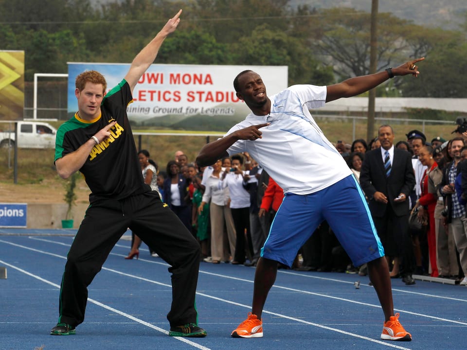 Prinz Harry posiert mit Olympia-Goldmedaillengewinner Usain Bolt.