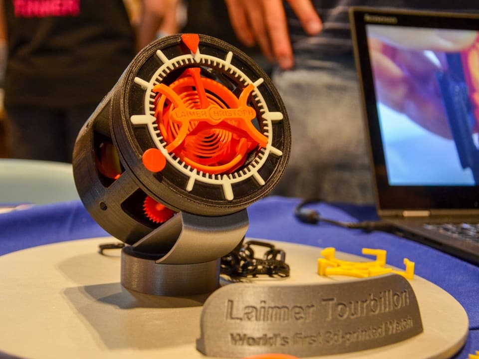 Eine im 3D-Drucker selbstgedruckte Uhr mit Tourbillon-Antrieb.