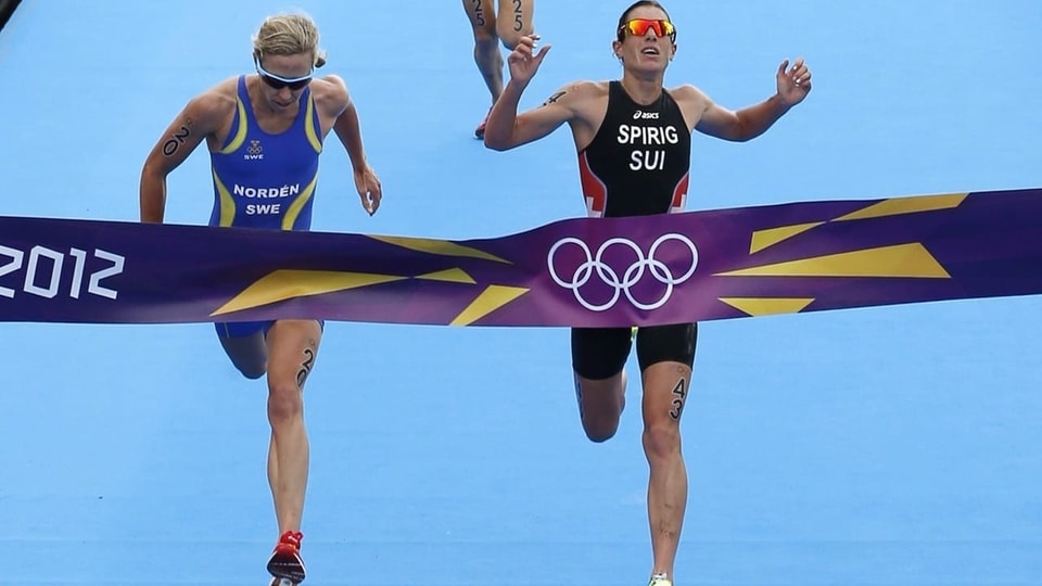 Zieleinlauf Triathlon Olympische Spiele 2012 in London – Schweizerin Nicola Spirig gewinnt das Rennen.