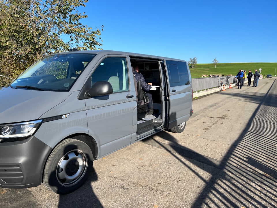 Überwachungswagen der Polizei auf Brücke bei Uzwil