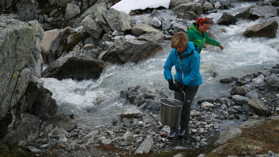 Sabine Dahinden holt Wasser im Bergbach.