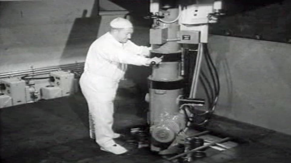 Ein Mann bedient eine Maschine im Versuchsatomkraftwerk in Lucens