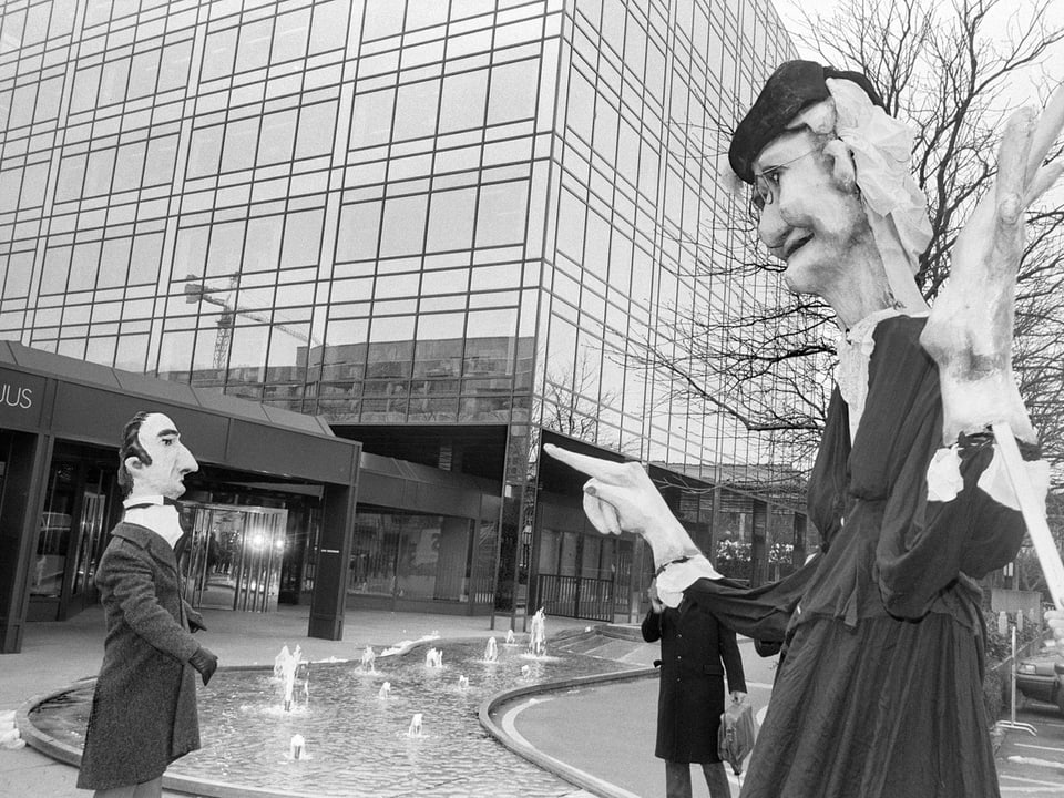 Demonstration gegen undurchsichtige Investments von Marc Rich mit überdimensionalen Strohpuppen 1992 vor dem Firmensitz in Zug.