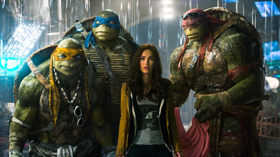 3 Ninja Turtles mit April O'Neil in der Mitte