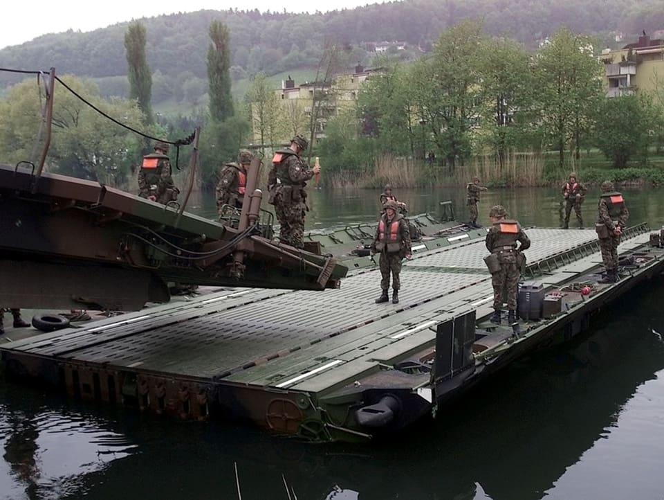 Genietruppen der Armee bauen eine schwimmende Brücke.