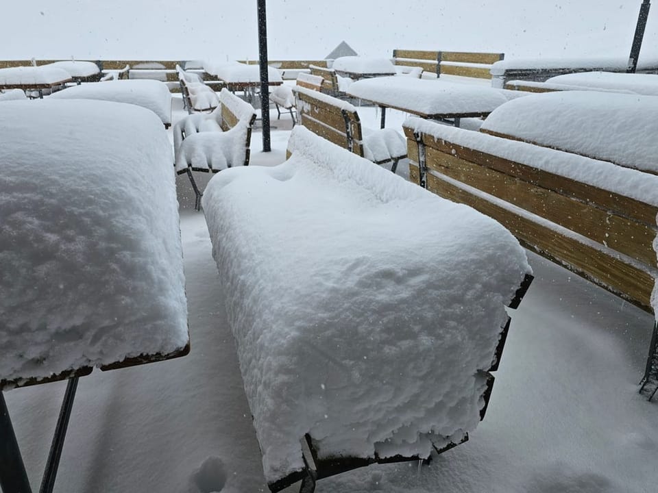 Terrassenmöbel im Freien, dick mit Schnee bedeckt.