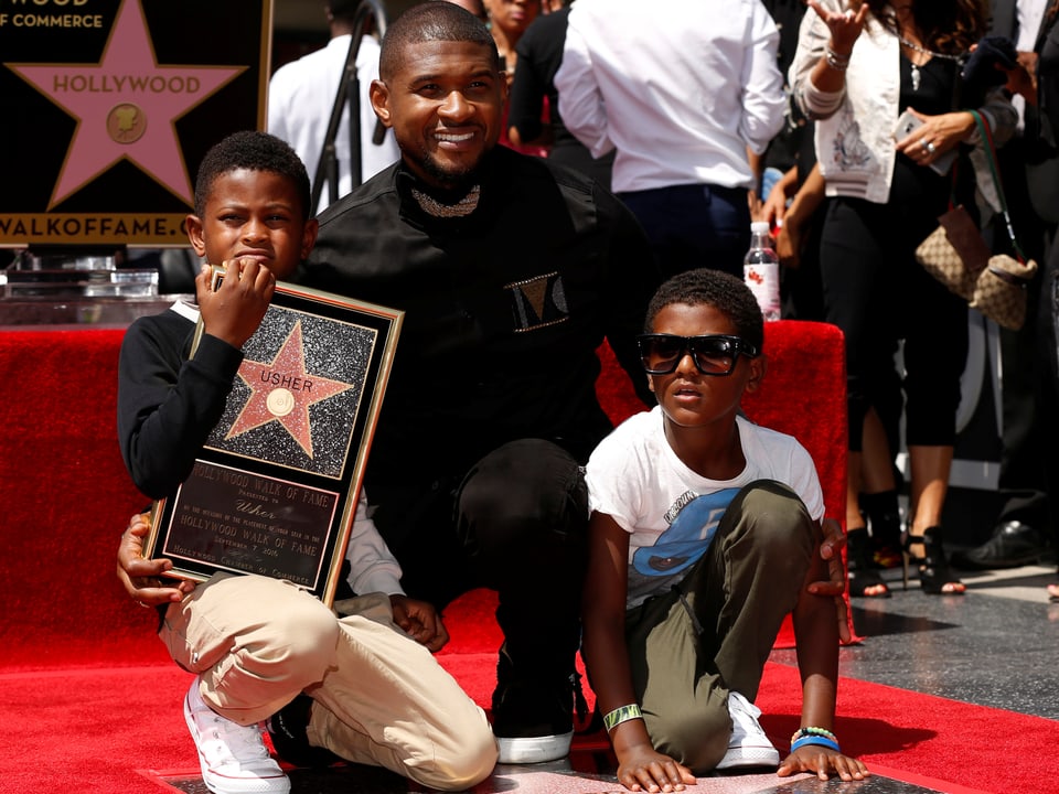 Usher posiert auf dem Hollywood-Boulevard mit seinen Söhnen Terry Raymond und Naviyd Ely