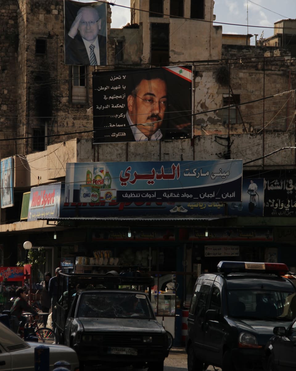 Plakate von Politikern hängen in den Strassen von Tripoli.