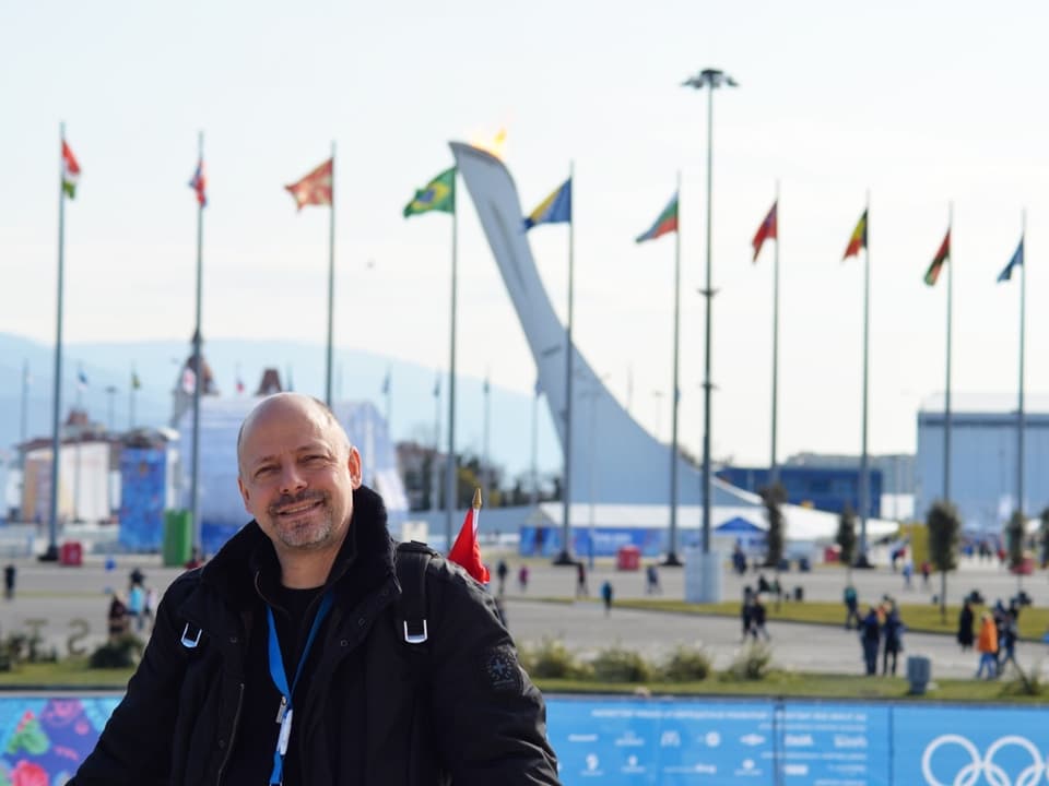 Olympia-Sammler Markus Osterwalder im Olympic Park in Sotschi, nahe der Curling-Halle.